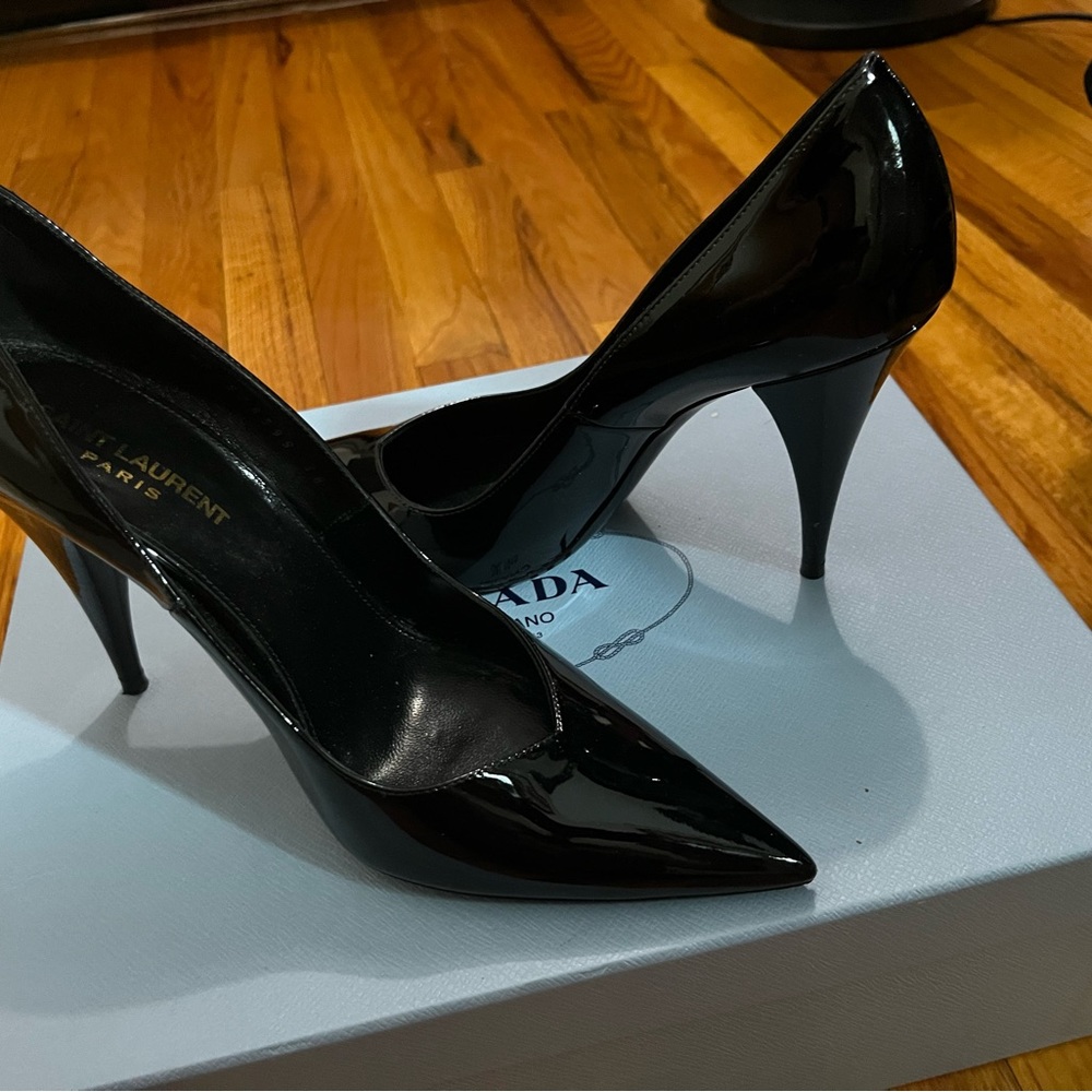 Beautiful Saint Laurent Paris 95 Patent Leather Pumps.